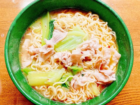 小松菜とキャベツと豚肉の豚骨ラーメン